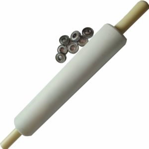 Скалка для теста состоит: из рабочей части длинной 65см, двух пластиковых ручек длиной 10см, двух шариковых подшипников. Легко раскатывать тесто.